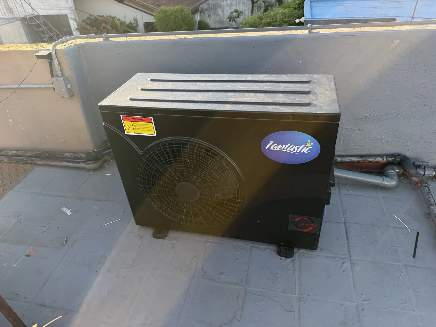 Calle 372-2077 · Fantastic FIP13S Bomba de calor Fantastic FIP13S DC Inverter en terraza de la casa Ariel, calle 372-2077, Quilmes Oeste — Genera Tu Energía