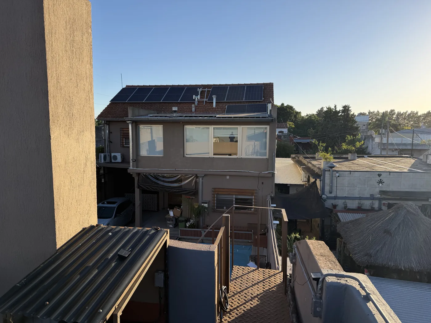 Calle 372-2077 · fachada y teja Fachada de la vivienda en calle 372 n° 2077, Quilmes Oeste, con array solar coplanar sobre teja — Genera Tu Energía