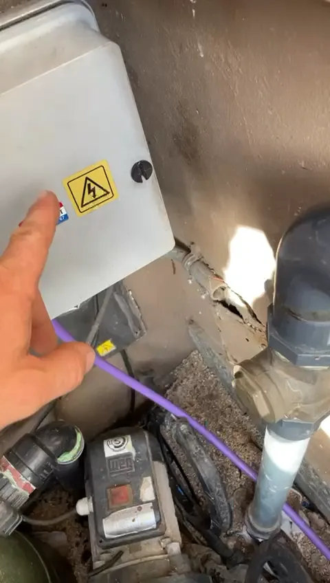 40C calle 383 · cuarto de pileta Cuarto de bombas de pileta en calle 383 n° 4396, Quilmes Oeste: tablero, bomba WEG y cañería — Genera Tu Energía