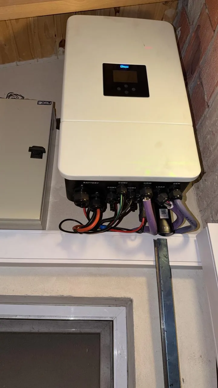 40C calle 383 · Deye 6 kW Inversor híbrido Deye en la casa Daniel, calle 383 Quilmes Oeste, con dongle Wi-Fi y bornes BATTERY GRID LOAD GEN — Genera Tu Energía