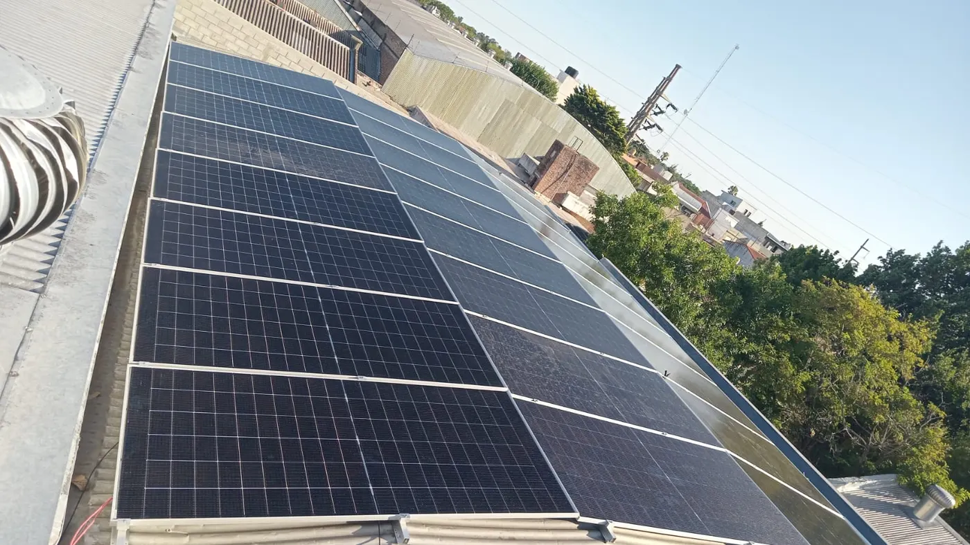 Paneles solares en techo de chapa del depósito Av. La Plata 1935, Quilmes Oeste — Genera Tu Energía