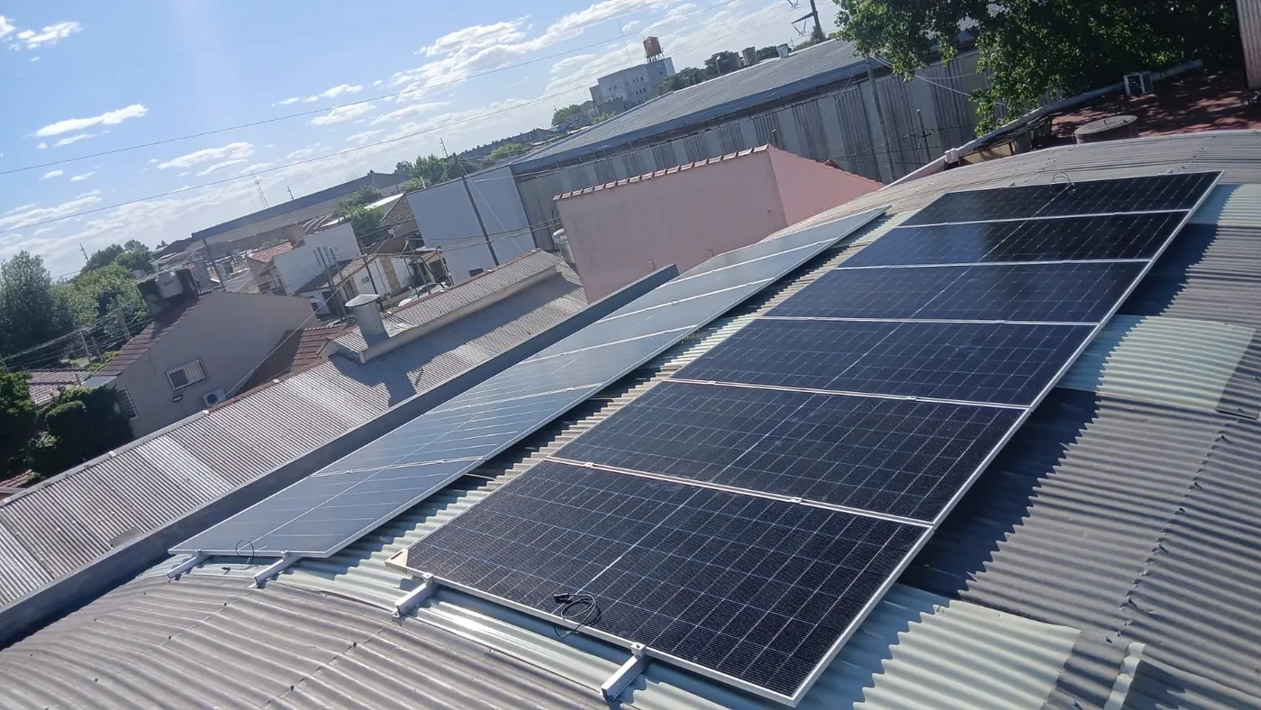 Otra vista del array solar en el depósito Av. La Plata 1935 — Genera Tu Energía