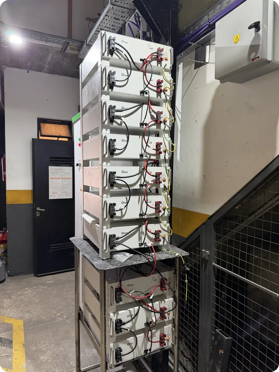 TECNISUD · banco de litio en columna TECNISUD · banco de baterías de litio Deye en columna — 45 kW · Genera Tu Energía