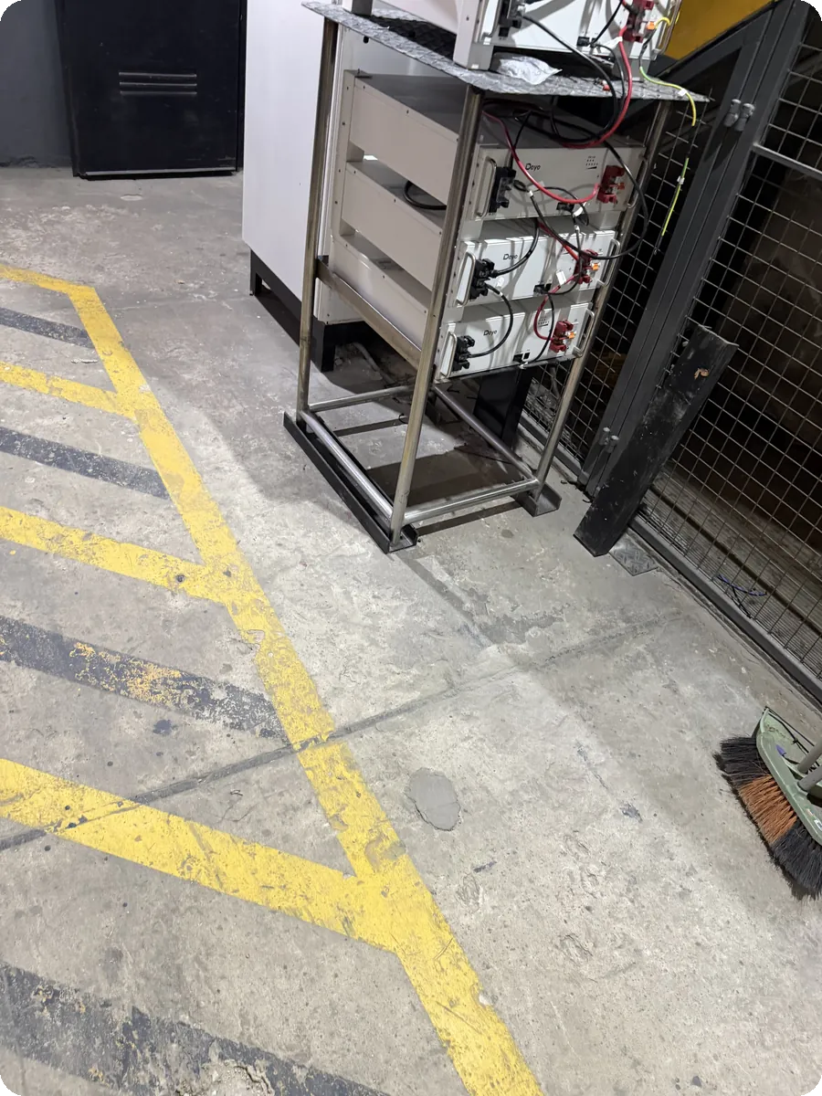 TECNISUD · base del rack de litio TECNISUD · detalle de la base del rack de litio Deye · Genera Tu Energía