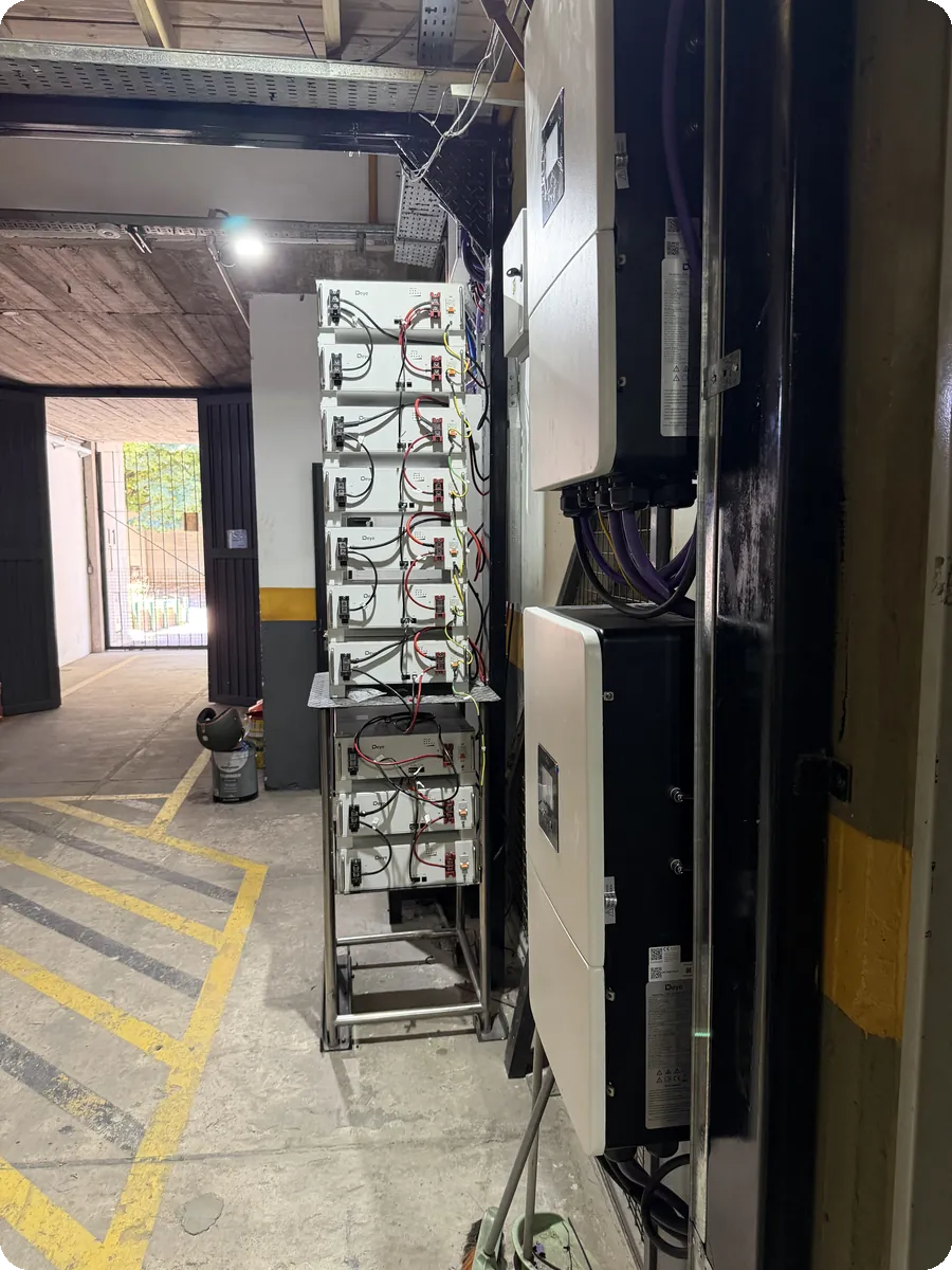 TECNISUD · sala técnica contexto TECNISUD · sala técnica con híbridos Deye y banco de litio · Genera Tu Energía