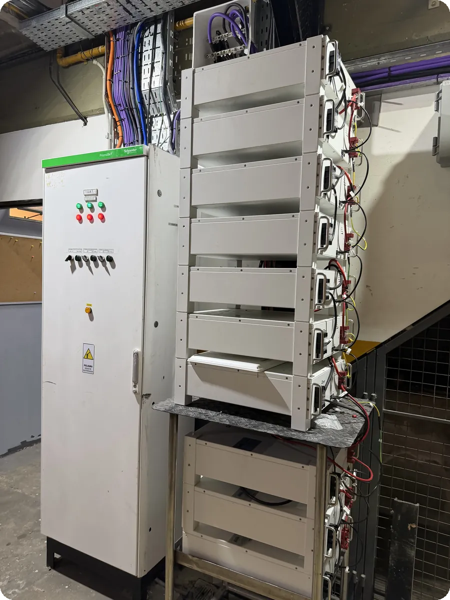 TECNISUD · tablero de protecciones TECNISUD · tablero de protecciones junto al banco de litio Deye · Genera Tu Energía