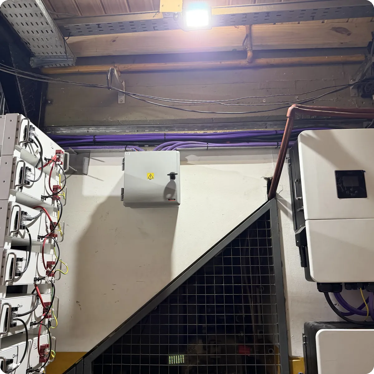 44 — Proyecto TECNISUD · Sistema híbrido de 30 kW, 45 kW de baterías de litio y 8 paneles Jinko 610 Wp