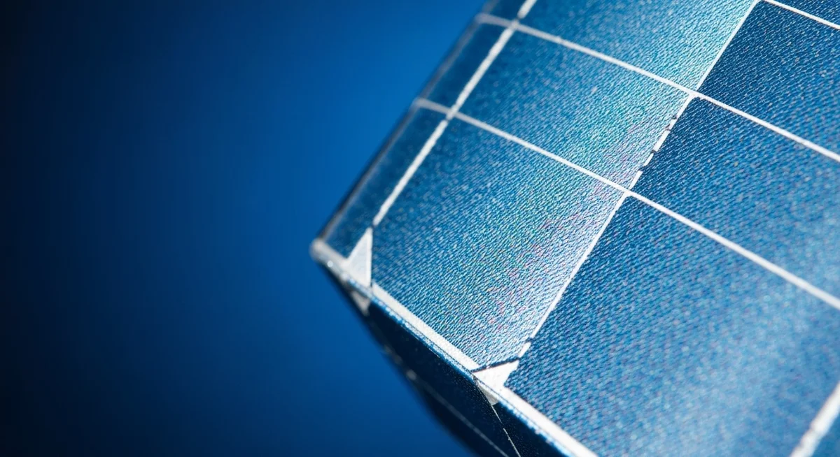 Familia con paneles solares