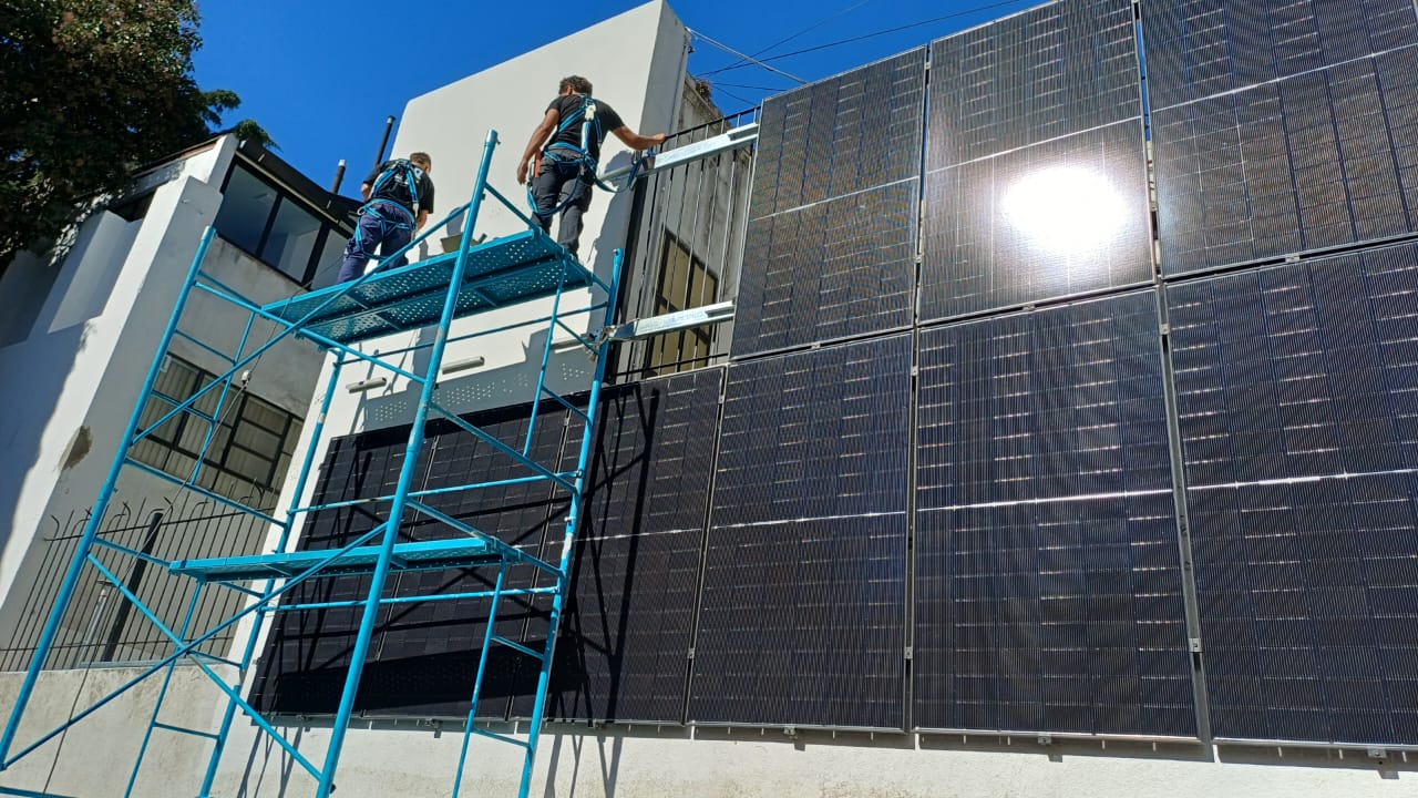 Proyecto Sistema Energía Solar Híbrido Casa Darío